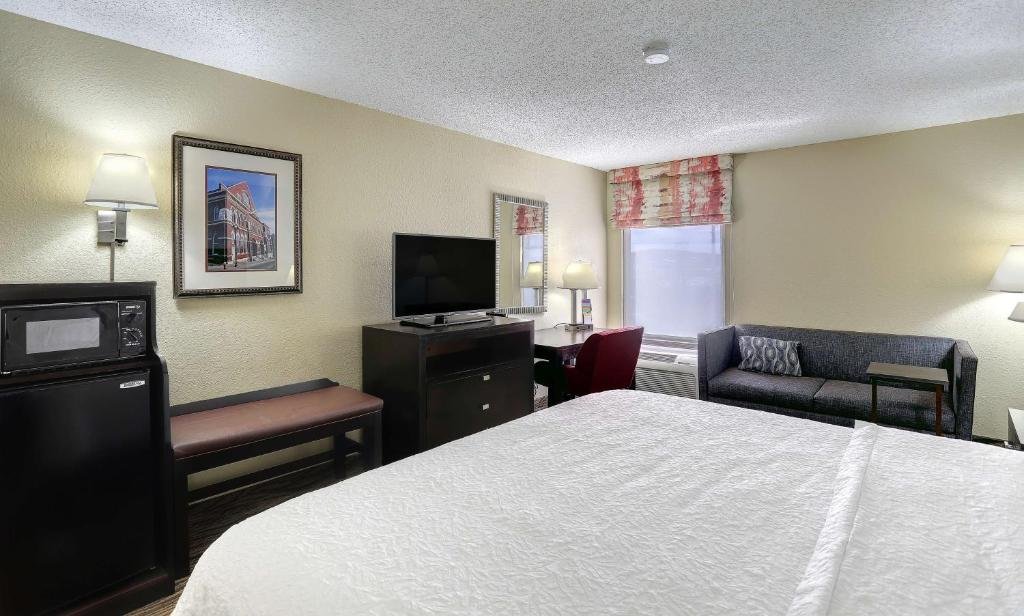 Modern guest room